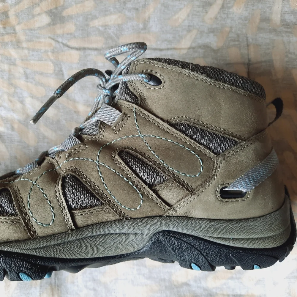 Keen Women's Mid hiking boots zise 7. - Picture 9 of 15